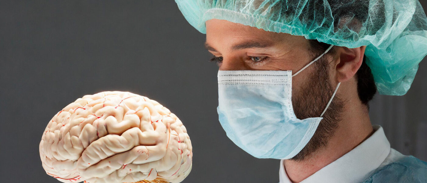 Chirurg untersucht eine Gehirn